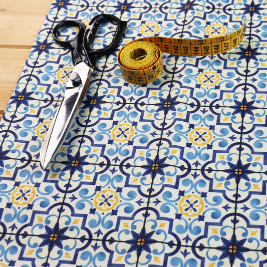 Tessuto in Raso di 100% Cotone: Maioliche sul Blu e Giallo