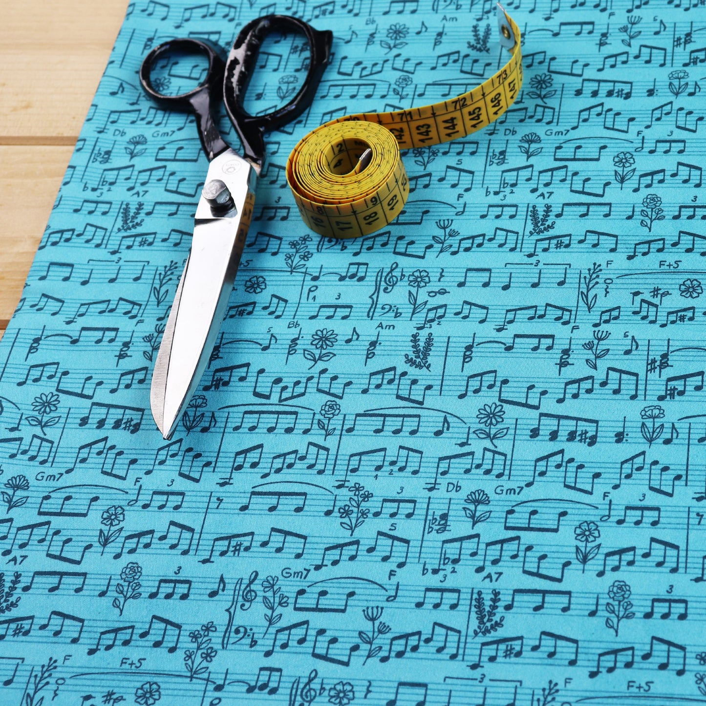 Set di 4 Tessuti Coordinati in Raso 100% Cotone: Note Musicali su 4 Colori diversi
