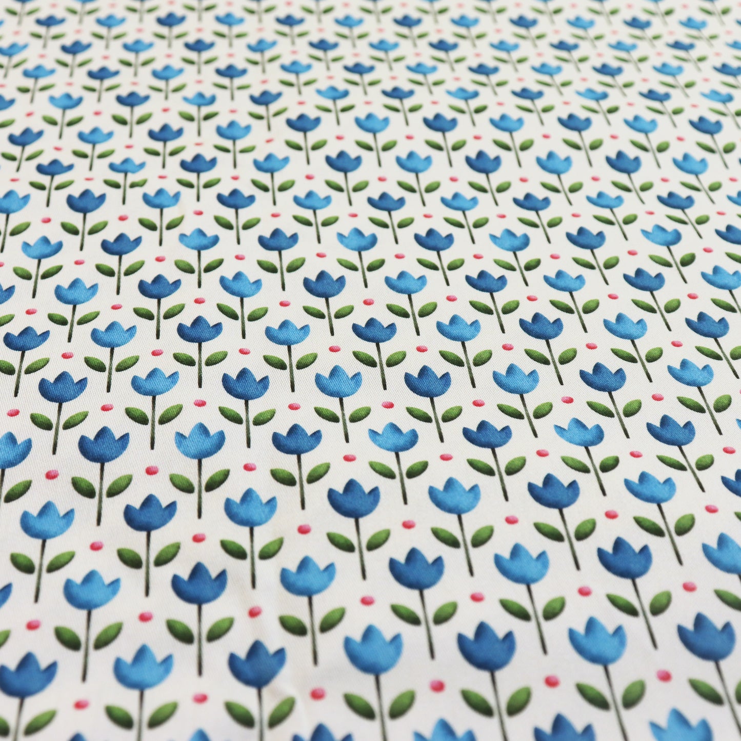 Tessuto in Raso di 100% Cotone: Tulipani Blu su sfondo Giallo Chiaro