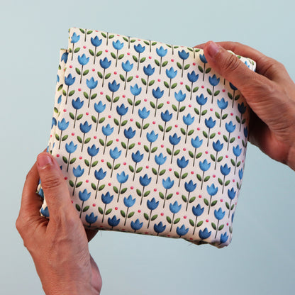 Tessuto in Raso di 100% Cotone: Tulipani Blu su sfondo Giallo Chiaro