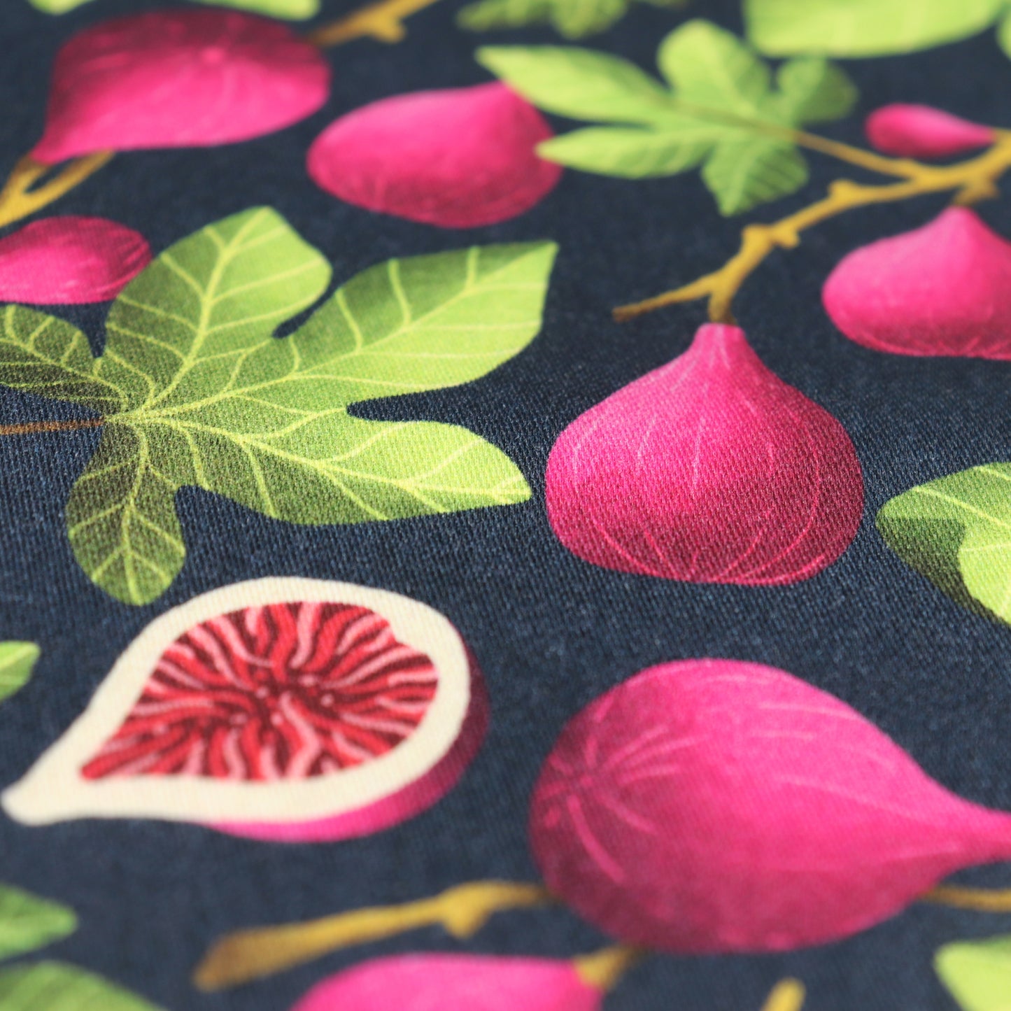 Set di 3 Tessuti Coordinati in Raso 100% Cotone: Fichi Fucsia e Foglie Verdi