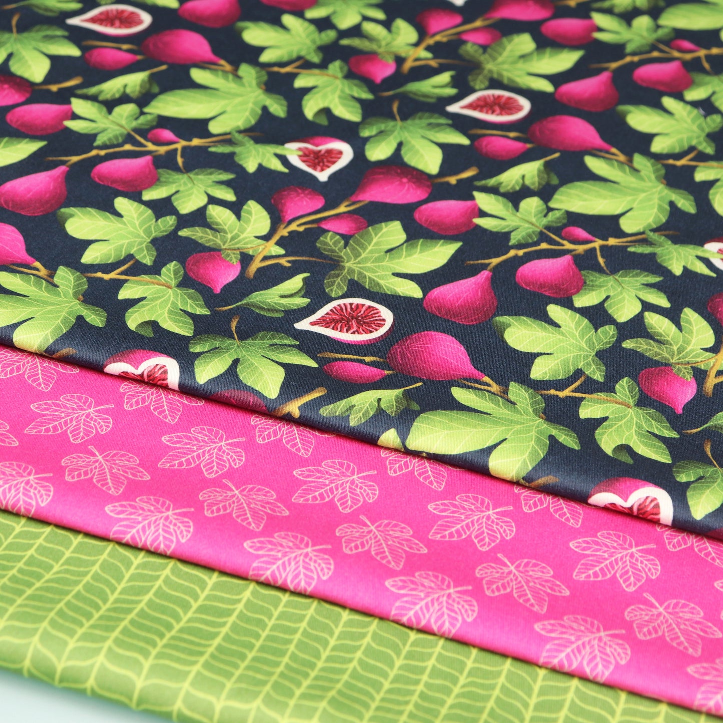 Set di 3 Tessuti Coordinati in Raso 100% Cotone: Fichi Fucsia e Foglie Verdi