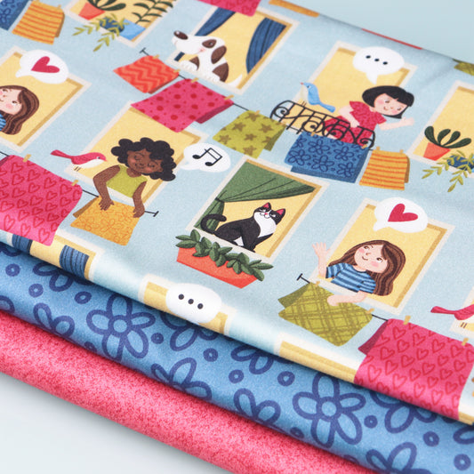 Set di 3 Tessuti Coordinati in Raso 100% Cotone: Bambine alle Finestre