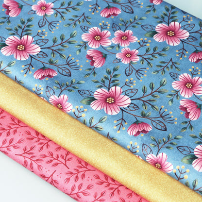 Set di 3 Tessuti Coordinati in Raso 100% Cotone: Fiori Rosa su sfondo Azzurro