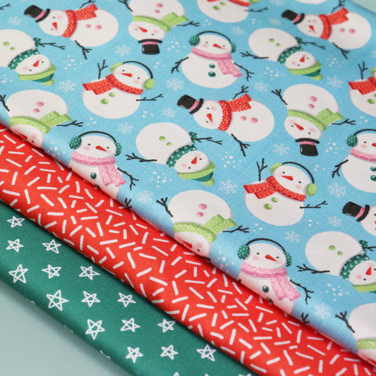 Set di 3 Tessuti Coordinati in Raso 100% Cotone: Pupazzi di Neve su sfondo Celeste