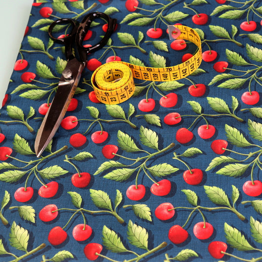 Tessuto in Raso di 100% Cotone: Cherry Crush - Ciliegie su sfondo Blu