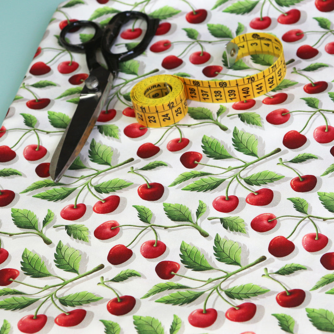 Tessuto in Raso di 100% Cotone: Cherry Crush - Ciliegie su sfondo Bianco