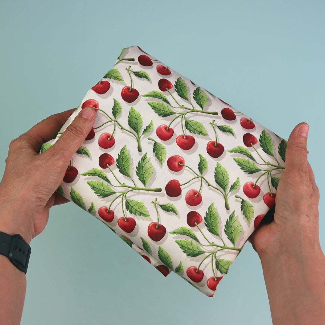 Tessuto in Raso di 100% Cotone: Cherry Crush - Ciliegie su sfondo Bianco