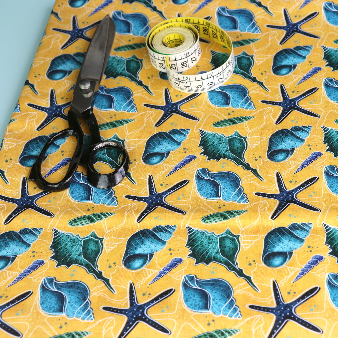 Tessuto in Raso di 100% Cotone: Conchiglie Blu su sfondo Giallo