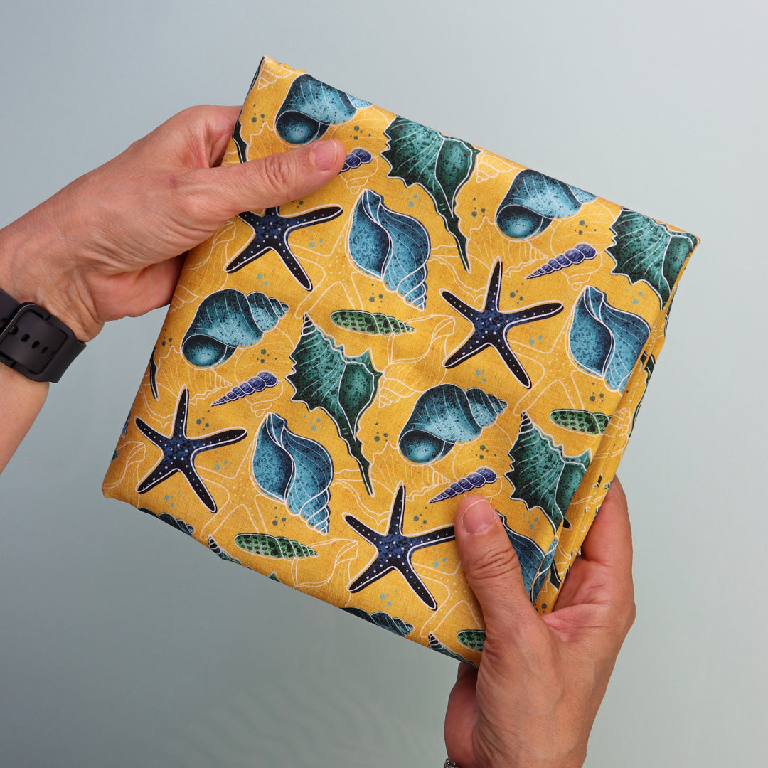 Tessuto in Raso di 100% Cotone: Conchiglie Blu su sfondo Giallo