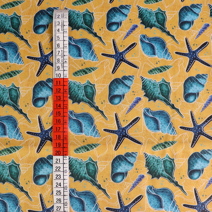 Tessuto in Raso di 100% Cotone: Conchiglie Blu su sfondo Giallo