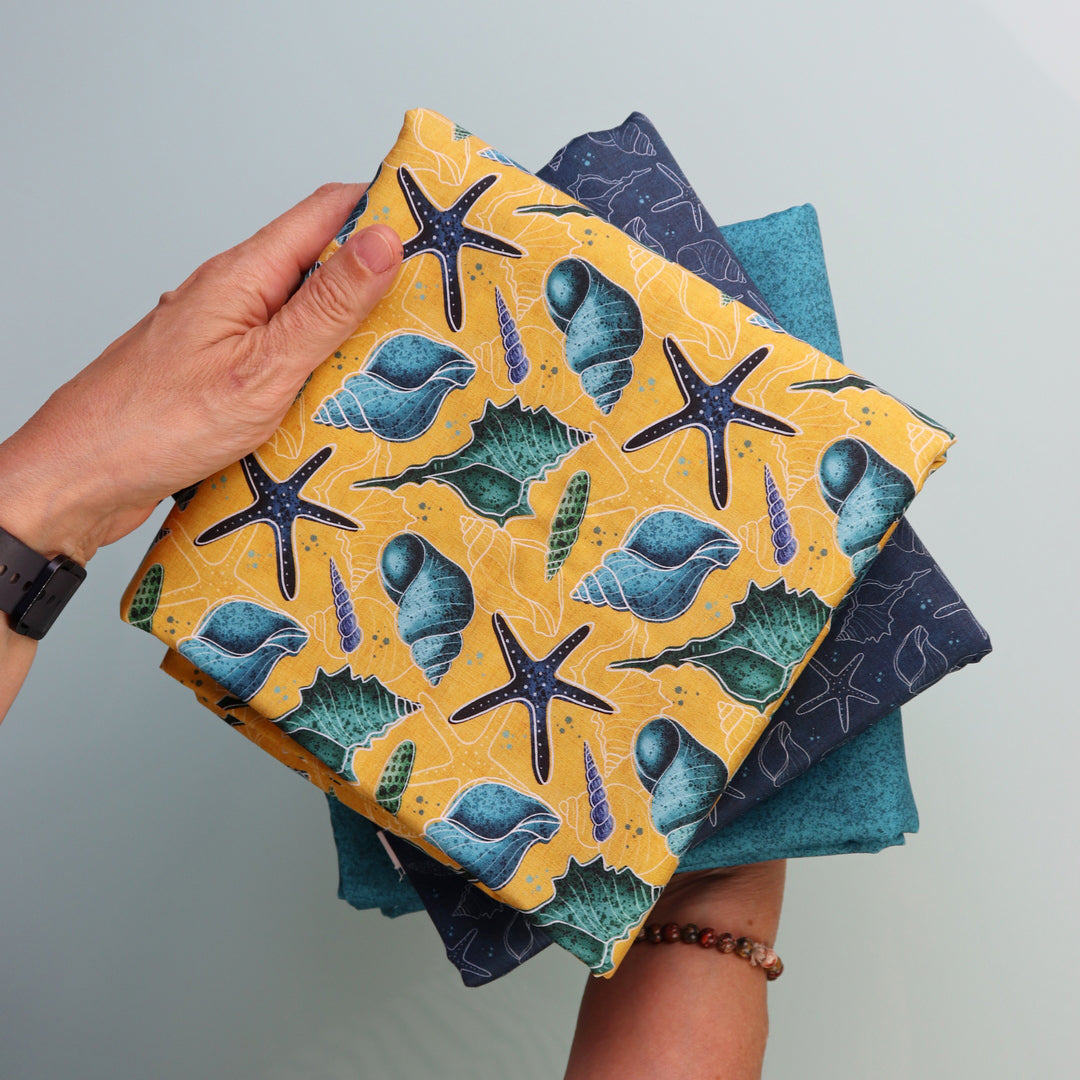 Set di 3 Tessuti Coordinati in Raso 100% Cotone: Conchiglie Blu su sfondo Giallo