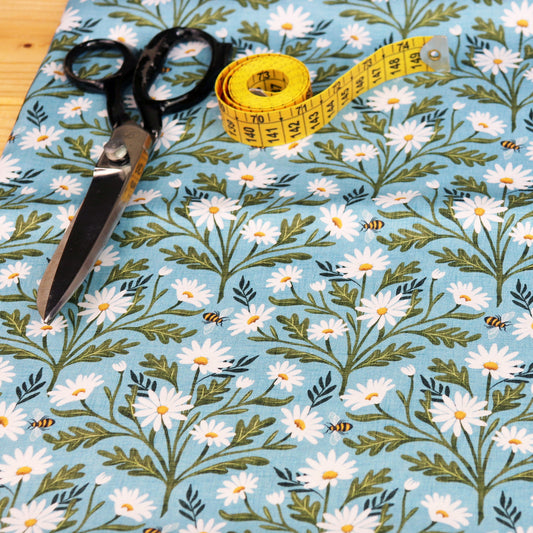 Tessuto in Raso di 100% Cotone: Daisy Dream -  Margherite su sfondo Celeste