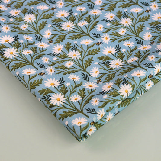Tessuto SOFTSHELL impermeabile: Daisy Dream - Margherite su sfondo Celeste
