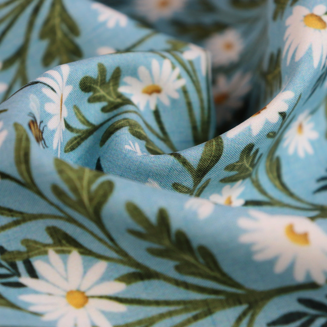 Tessuto SOFTSHELL impermeabile: Daisy Dream - Margherite su sfondo Celeste
