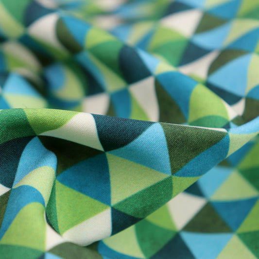 Tessuto SOFTSHELL impermeabile: Stampa geometrica con triangoli sul verde e blu