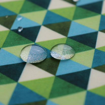 Tessuto SOFTSHELL impermeabile: Stampa geometrica con triangoli sul verde e blu
