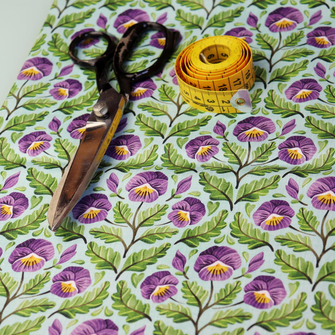 Tessuto in Raso di 100% Cotone: Pansy -  Viola del Pensiero su sfondo Celeste