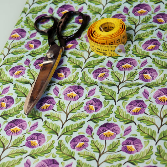 Tessuto in Raso di 100% Cotone: Pansy -  Viola del Pensiero su sfondo Celeste