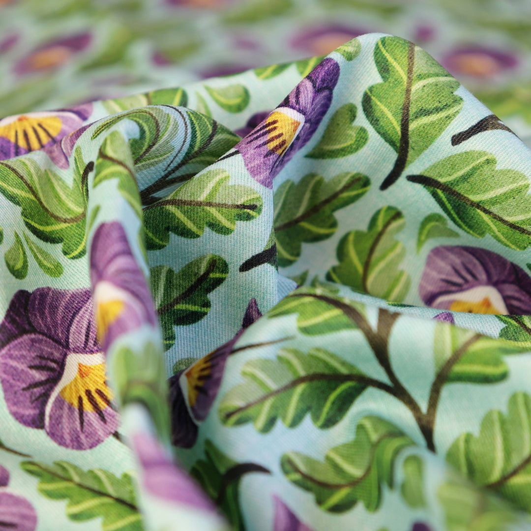 Tessuto in Raso di 100% Cotone: Pansy -  Viola del Pensiero su sfondo Celeste
