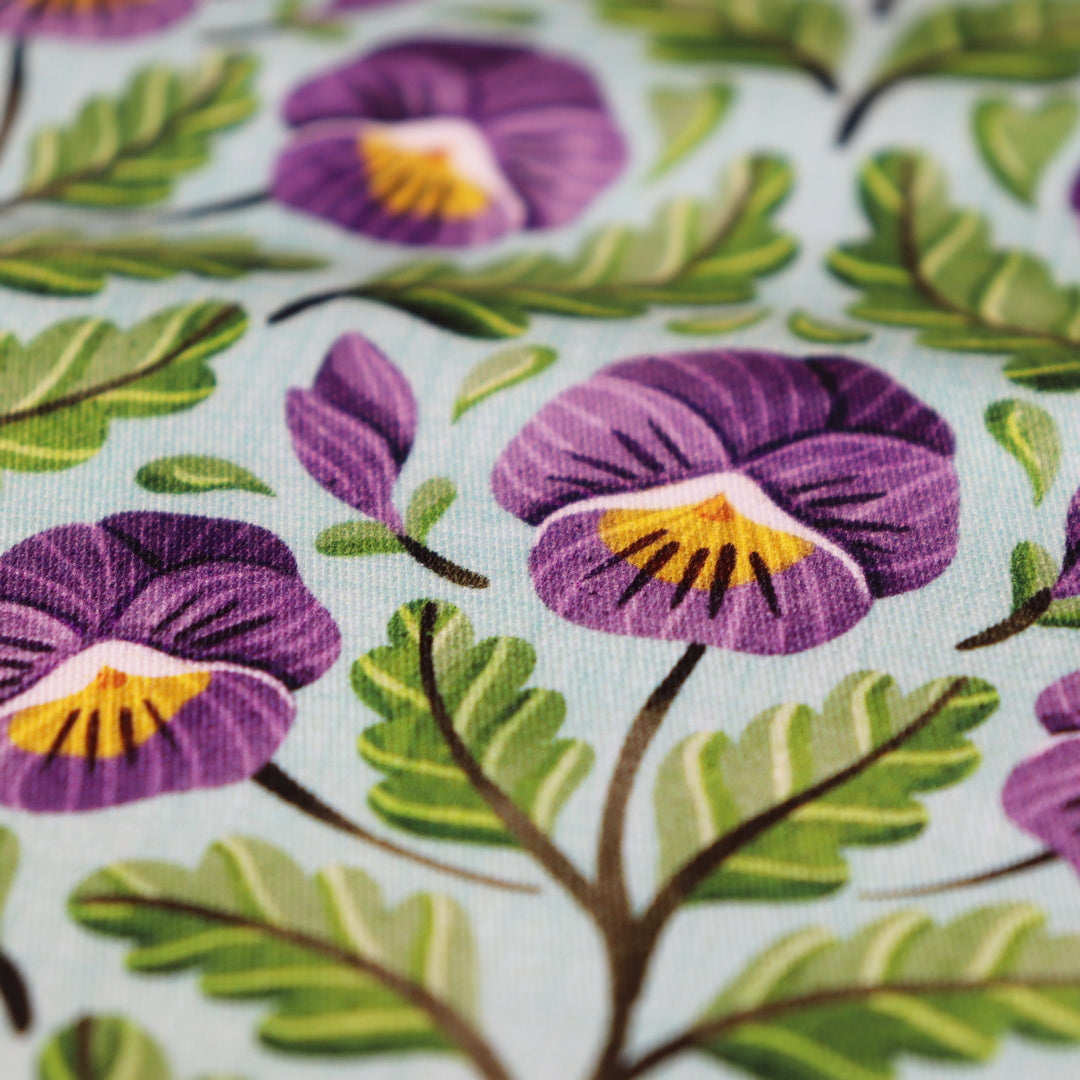 Tessuto in Raso di 100% Cotone: Pansy -  Viola del Pensiero su sfondo Celeste