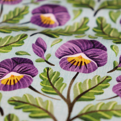 Tessuto in Raso di 100% Cotone: Pansy -  Viola del Pensiero su sfondo Celeste