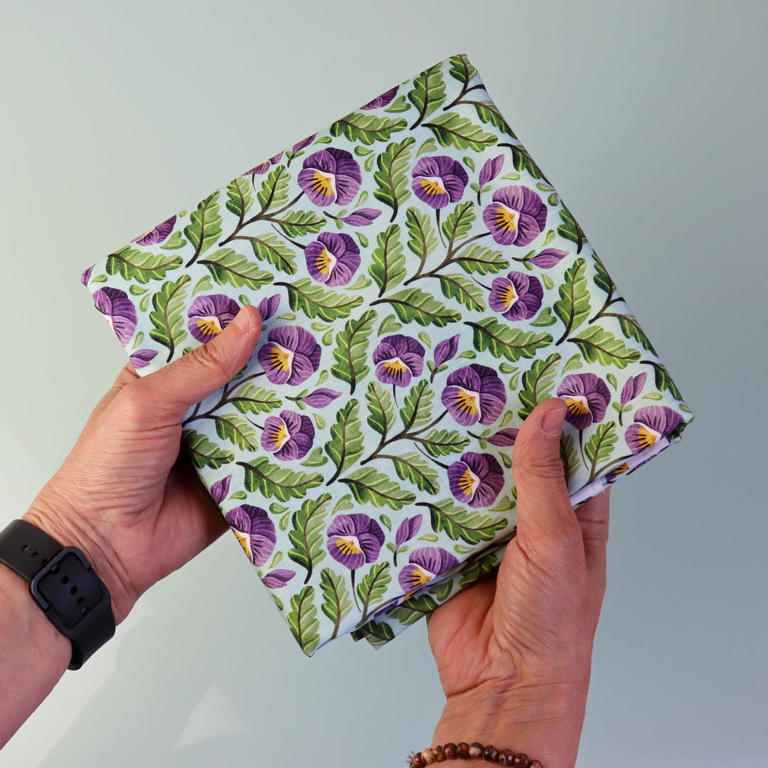 Set di 3 Tessuti Coordinati in Raso 100% Cotone: Pansy -  Viola del Pensiero su sfondo Celeste