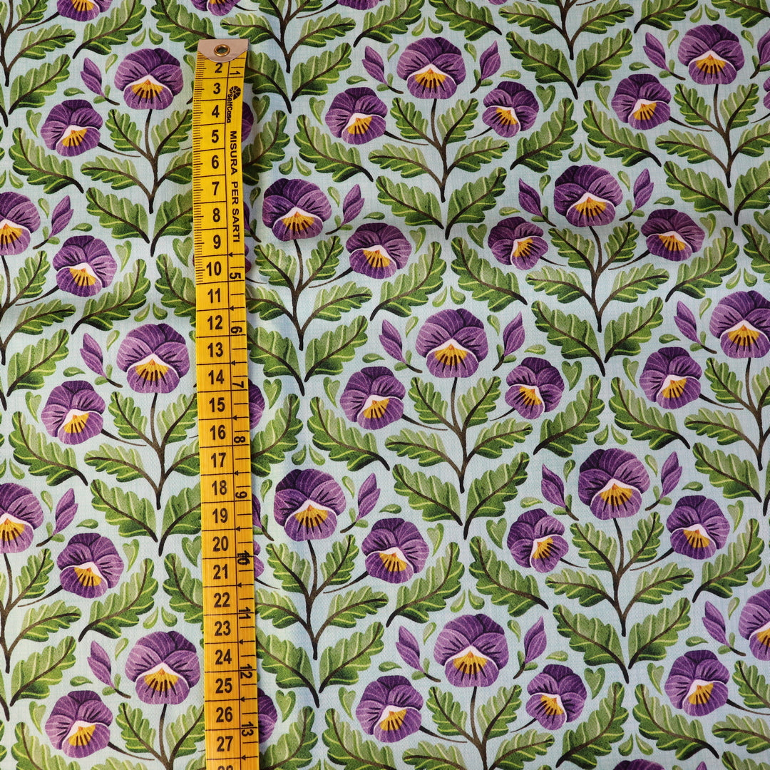 Tessuto in Raso di 100% Cotone: Pansy -  Viola del Pensiero su sfondo Celeste