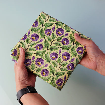 Set di 3 Tessuti Coordinati in Raso 100% Cotone: Pansy -  Viola del Pensiero su sfondo Giallo