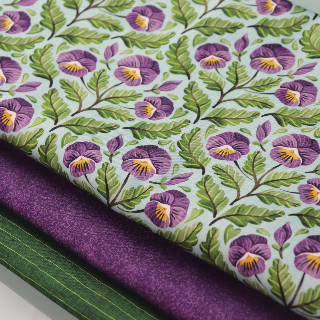 Set di 3 Tessuti Coordinati in Raso 100% Cotone: Pansy -  Viola del Pensiero su sfondo Celeste