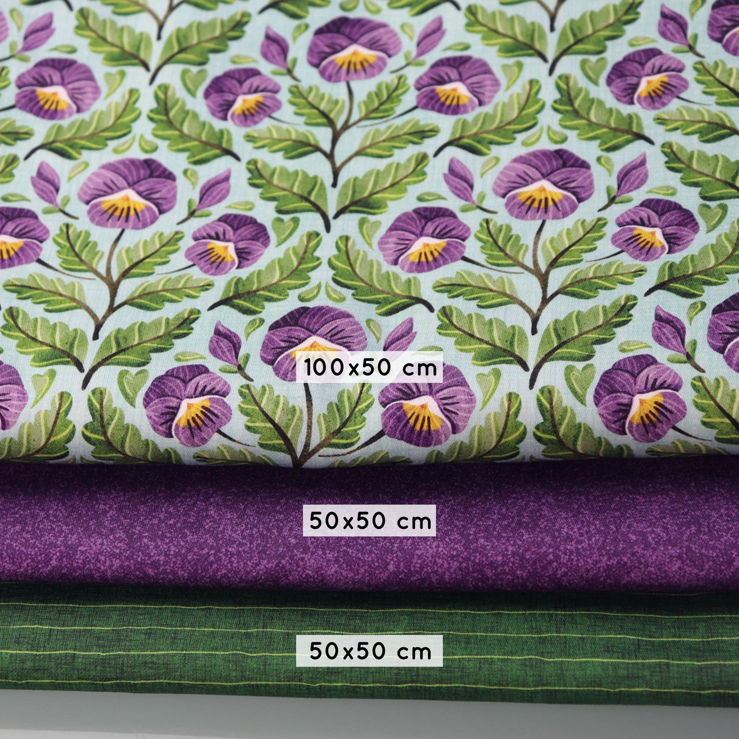 Set di 3 Tessuti Coordinati in Raso 100% Cotone: Pansy -  Viola del Pensiero su sfondo Celeste