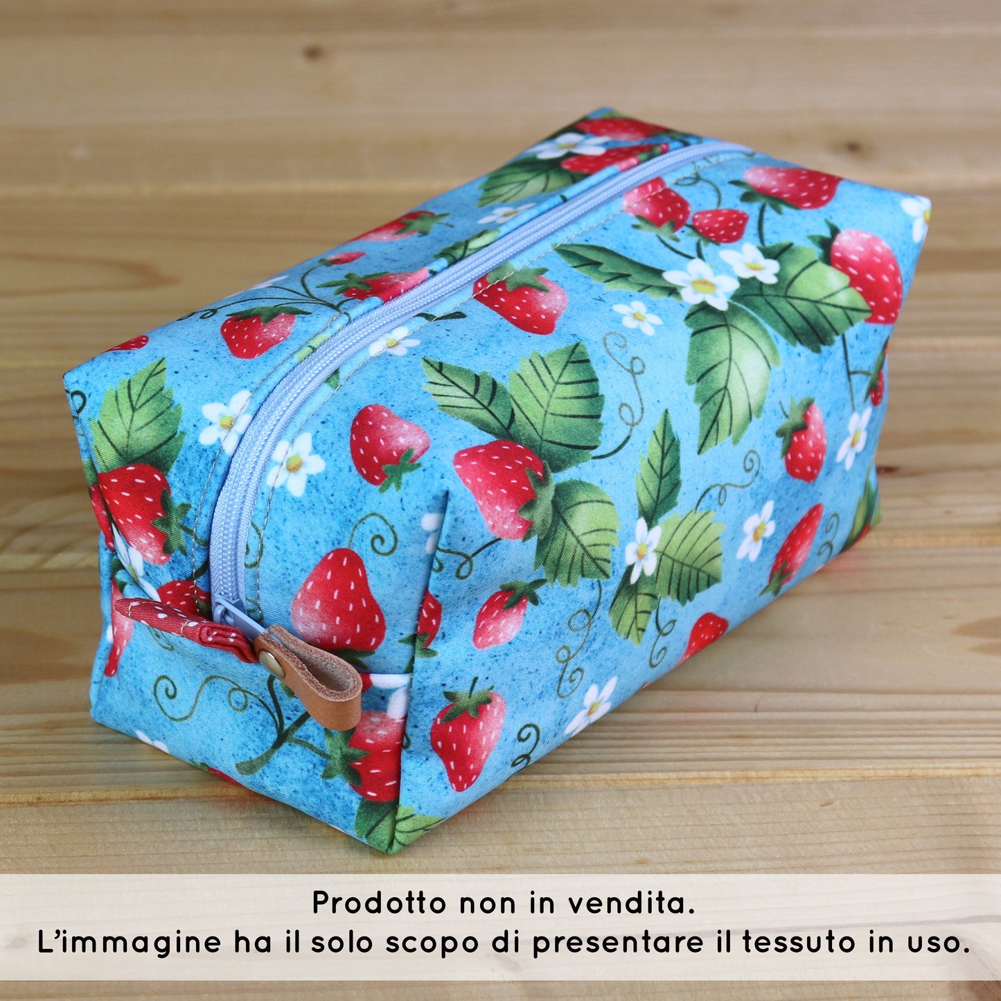 Tessuto SOFTSHELL impermeabile: Fragole su sfondo azzurro