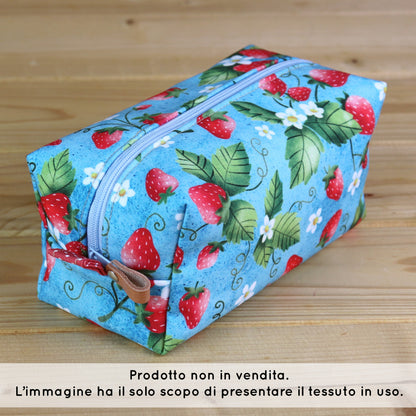 Tessuto SOFTSHELL impermeabile: Fragole su sfondo azzurro