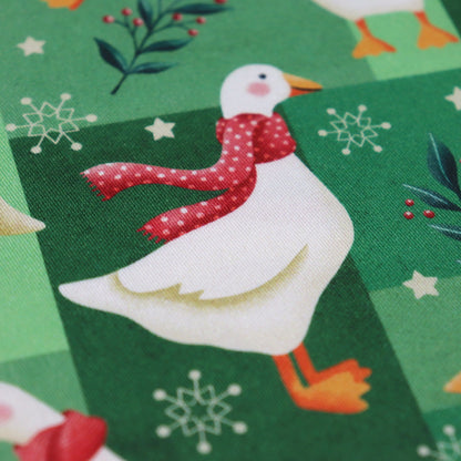 Set di Tessuti Coordinati in Raso di Cotone: "Merry Geese", Oche di Natale su sfondo Verde