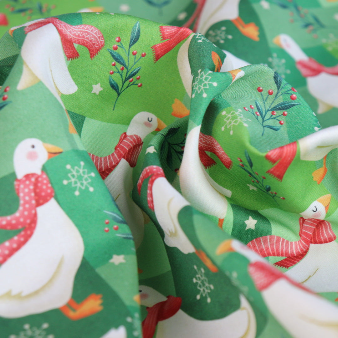 Set di Tessuti Coordinati in Raso di Cotone: "Merry Geese", Oche di Natale su sfondo Verde