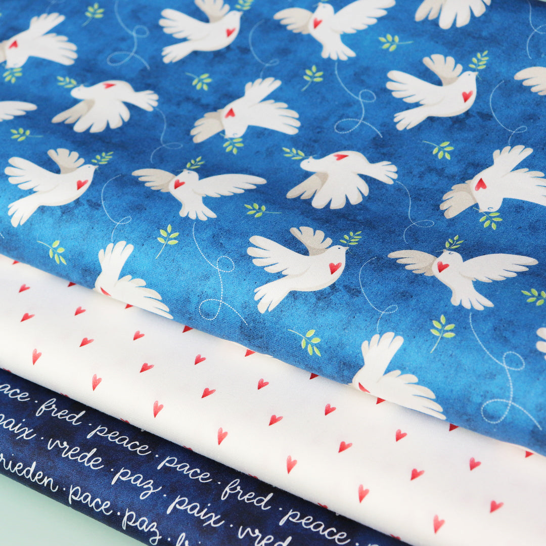 Set di Tessuti Coordinati in Raso di Cotone: "Peace & Love" Colombe della Pace su sfondo blu