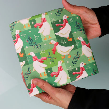 Tessuto in Raso di 100% Cotone: "Merry Geese", Oche di Natale su sfondo Verde
