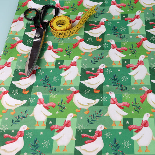 Tessuto in Raso di 100% Cotone: "Merry Geese", Oche di Natale su sfondo Verde