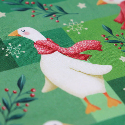 Tessuto in Raso di 100% Cotone: "Merry Geese", Oche di Natale su sfondo Verde