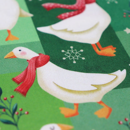 Tessuto in Raso di 100% Cotone: "Merry Geese", Oche di Natale su sfondo Verde