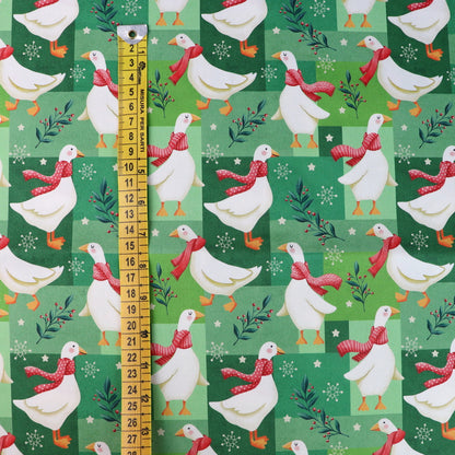 Tessuto in Raso di 100% Cotone: "Merry Geese", Oche di Natale su sfondo Verde