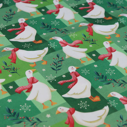 Tessuto in Raso di 100% Cotone: "Merry Geese", Oche di Natale su sfondo Verde