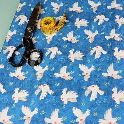 Set di Tessuti Coordinati in Raso di Cotone: "Peace & Love" Colombe della Pace su sfondo blu