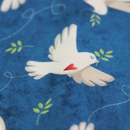 Set di Tessuti Coordinati in Raso di Cotone: "Peace & Love" Colombe della Pace su sfondo blu