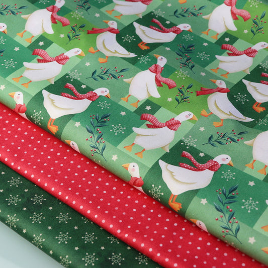 Set di Tessuti Coordinati in Raso di Cotone: "Merry Geese", Oche di Natale su sfondo Verde