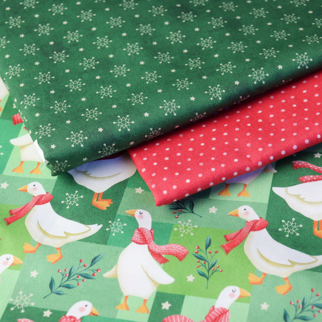 Set di Tessuti Coordinati in Raso di Cotone: "Merry Geese", Oche di Natale su sfondo Verde