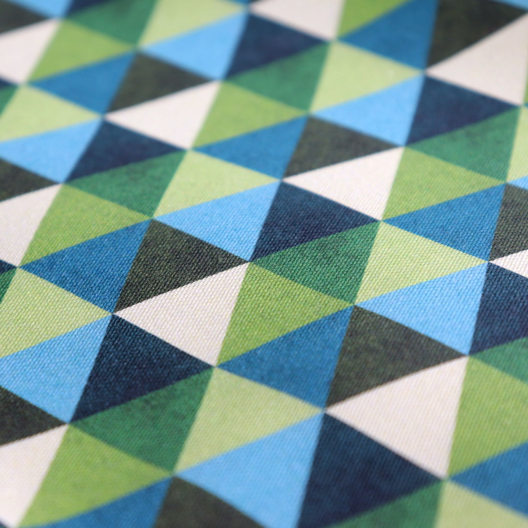 Tessuto in Raso di 100% Cotone: Stampa geometrica con triangoli sul verde e blu