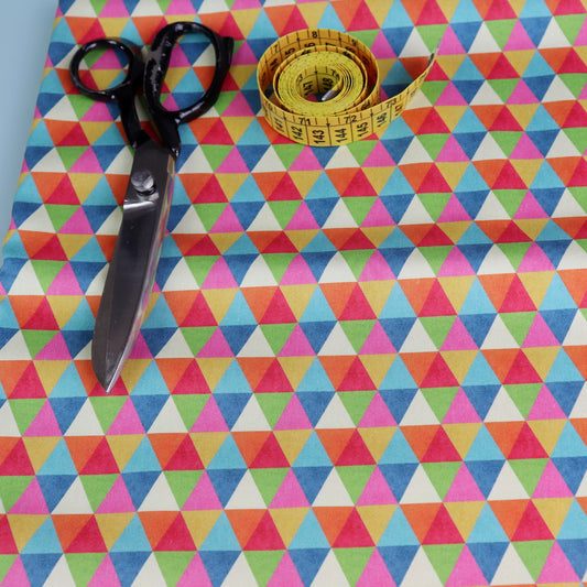 Tessuto in Raso di 100% Cotone: Stampa geometrica con triangoli multicolor
