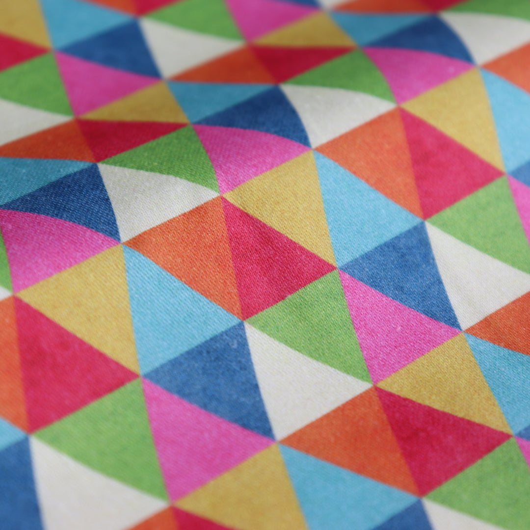 Tessuto in Raso di 100% Cotone: Stampa geometrica con triangoli multicolor