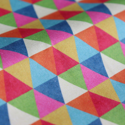 Tessuto in Raso di 100% Cotone: Stampa geometrica con triangoli multicolor